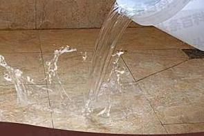 咸宁市漏水维修 免砸砖防水材料该如何施工